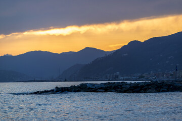 Coucher de soleil au bord de mer dans la région Ligurie en Italie
