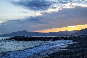 Coucher de soleil au bord de mer dans la région Ligurie en Italie