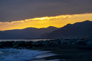 Coucher de soleil au bord de mer dans la région Ligurie en Italie