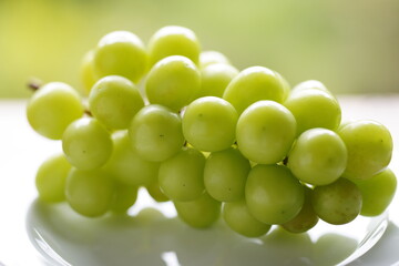 皿に乗ったシャインマスカット