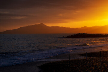 Coucher de soleil au bord de mer dans la région Ligurie en Italie