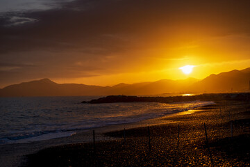 Coucher de soleil au bord de mer dans la région Ligurie en Italie