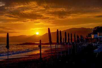 Station balnéaire au coucher de soleil dans la région Ligurie en Italie