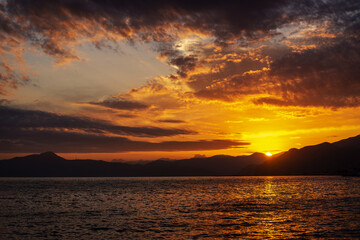 Coucher de soleil au bord de mer dans la région Ligurie en Italie
