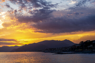 Fototapeta premium Coucher de soleil au bord de mer dans la région Ligurie en Italie