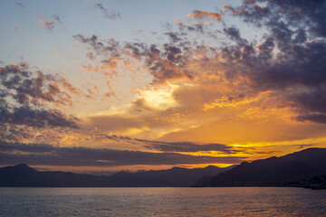 Coucher de soleil au bord de mer dans la région Ligurie en Italie