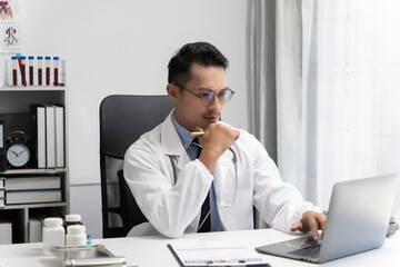 Obraz premium man Asian smile doctor thinking and patients use computer to explain medical worker or consulting in hospital conference call, telemedicine healthcare concept