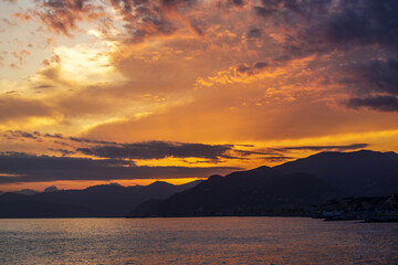 Coucher de soleil au bord de mer dans la région Ligurie en Italie