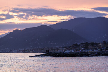 Coucher de soleil au bord de mer dans la région Ligurie en Italie