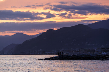 Coucher de soleil au bord de mer dans la région Ligurie en Italie