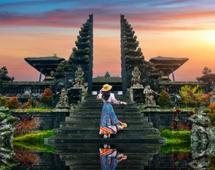 Photo sur Plexiglas Bali Women tourists standing at Besakih temple in Bali, Indonesia.