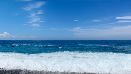 キレイな海の波打際 波飛沫