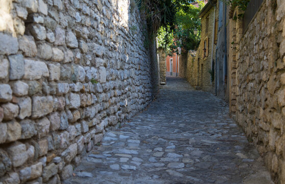 Vieille ville de Nyons dans la Dr&ocirc;me autour de la tour Randonne situ&eacute;e sur les hauteurs du quartier des Forts. et ses ruelles &eacute;troites. 