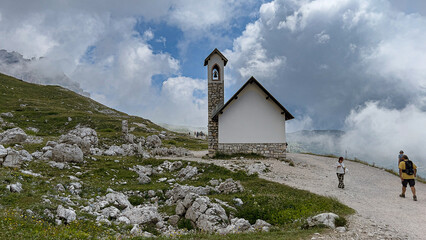 La chiesetta nel sentiero di montagna 
