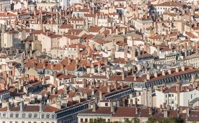 toits et cheminées d'immeubles à Lyon