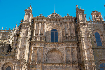 Fototapeta na wymiar Parte superior de la fachada gótica y barroca de la catedral de Plasencia, España