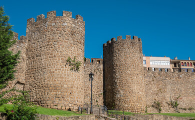 Fototapeta na wymiar Vista de torres y lienzos de la antigua muralla medieval del siglo XII en la villa de Plasencia, España