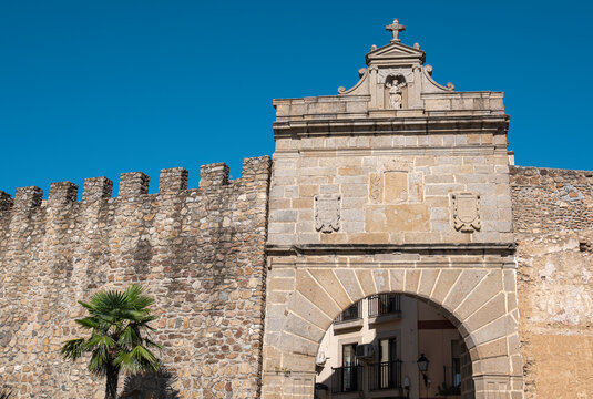 Vista de la puerta del sol de estilo renacentista en la muralla medieval de la villa de Plasencia, Espa&ntilde;a
