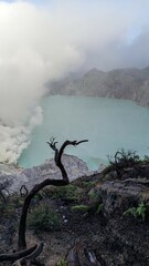 インドネシア　ジャワ島、ブロモ山　火口湖