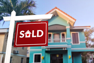 A homey sold sign in front of a quaint two story house. Prime real estate advertised as purchased. - obrazy, fototapety, plakaty