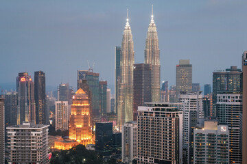 Obraz premium View of Kuala Lumpur and Petronas Twin Towers at blue hour, Malaysia.