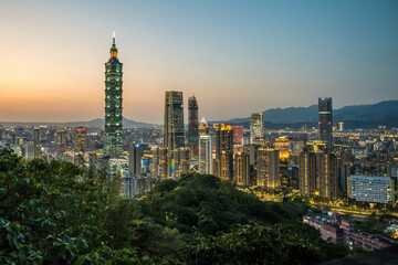 Obraz premium The beautiful sunset of Taipei, Taiwan city skyline. High quality photo
