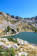 Naklejka na ściany i meble Paysage de montagne dans les Alpes du Sud dans le parc national du Mercantour au lac de Trecolpas