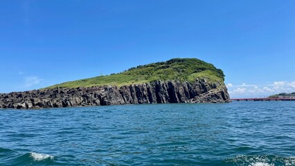 Naklejka premium 東尋坊の青い海と空 