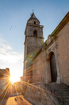 Effetto di riflessi di luce del sole che tramonta in borgo antico
