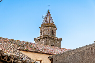 Scorcio del campanile della chiesa di Santa Maria Assunta a Cropani visto tra le case