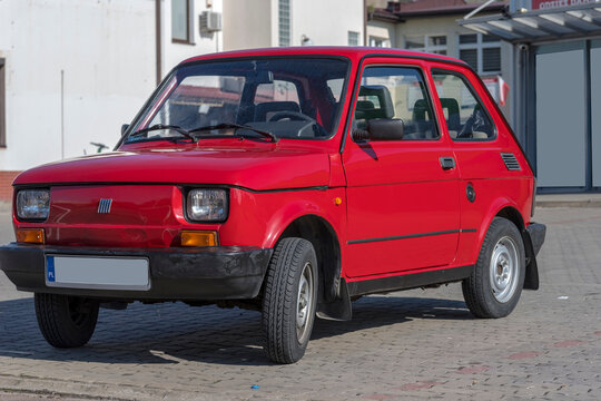 Polska Ostrowiec Świętokrzyski 11 sierpnia 2023 godz 8:02. Czerwony polski fiat 126 p. Samochodzik pieszczotliwie ( i z nostalgią ) nazywany , maluchem, maluszkiem, lub małym fiatem . Zabytkowy pojazd