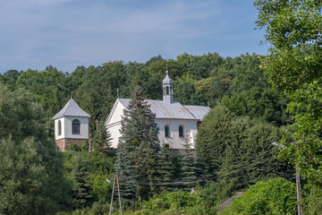 Piękny zabytkowy kości&oacute;ł  średniowieczny ( z 11 wieku ) na wzg&oacute;rzu wśr&oacute;d niezwykle malowniczej polskiej przyrody . Kamienny zabytek perełka architektoniczna w G&oacute;rach Świętego Krzyża w Grzegorzowicach.