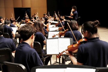 지휘자에 맞춰 연주하기 © 성철 노