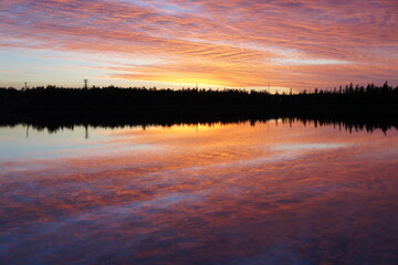 イエローナイフのニヴェン湖の、赤紫に染まる夕焼け