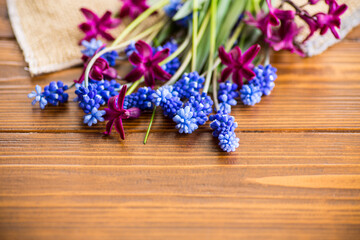 Fototapeta premium beautiful bouquet of spring flowers on a wooden table
