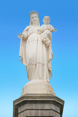 Fototapeta na wymiar Statue de la Vierge au sommet du Rocher de Bonnevie