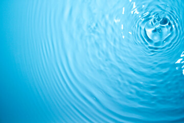 Obraz premium The surface of the water is clear, blue, soft and shiny.