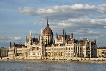 Fototapeta na wymiar Hungarian parliament building in Budapest. Hungary