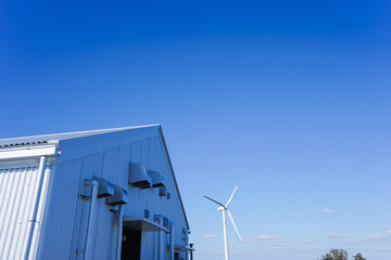 風力発電機と倉庫