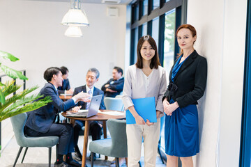 オフィスで働くビジネスパーソン