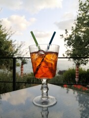 Spritz in bicchiere aperitivo italiano in riva al mare