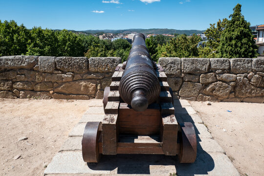Canh&atilde;o antigo exposto num parque de jardim em Chaves, Portugal