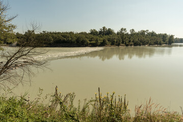 Inn bei Sonnenschein im September bei Mülldorf am Inn mit Ufer, Bäumen