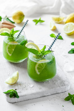 Vasos de limonada con menta