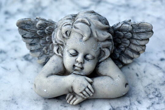 Steinengelchen auf einer Marmorplatte