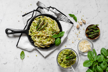 Tagliatelle con salsa pesto