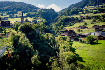 Fototapeta na wymiar Vue depuis la Passerelle de Troistorrents Chenarlier en Suisse