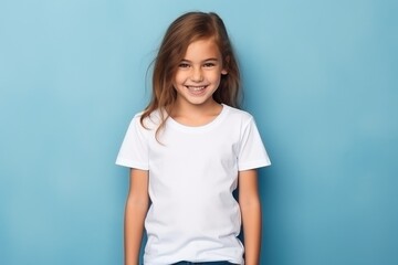 Obraz premium a child wearing white t-shirt looking at the camera, t-shirt mockup