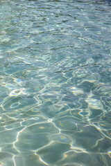 Agua cristalina en una piscina bajo el sol.