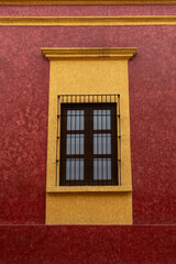 Ventana en la fachada de una casona antigua en un pueblo tradicional de México.